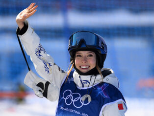 Çinli sporcu Gu Ailing, kadınlar serbest stil kayak Halfpipe’ta altın madalya kazandı Çinli sporcu Gu Ailing, kadınlar serbest stil kayak Halfpipe’ta altın madalya kazandı