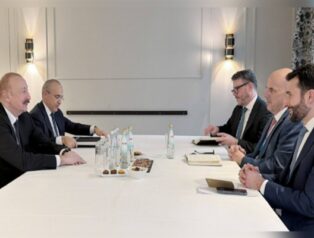 Aliyev, Münih’te Oracle CEO’su ile görüştü Aliyev, Münih’te Oracle CEO’su ile görüştü