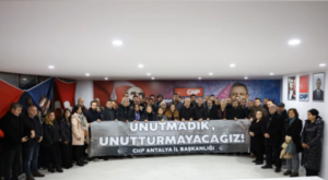 6 Şubat depreminin yıl dönümünde hayatını kaybedenler Antalya’da anıldı