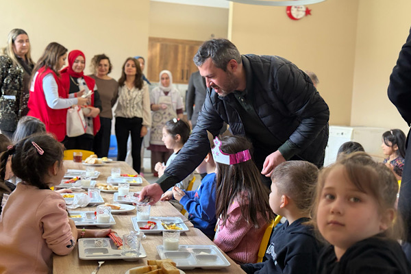 Başkan Çetinkaya, Melike Yeşilyurt Anaokulu’nu ziyaret etti Başkan Çetinkaya, Melike Yeşilyurt Anaokulu’nu ziyaret etti