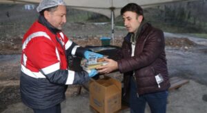 Büyükşehirden yolda olanlara iftariyelik ikramı Büyükşehirden yolda olanlara iftariyelik ikramı