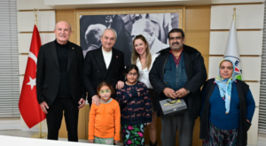 Başkan Kocagöz, görme sorunu olan öğrencilere gözlüklerini teslim etti