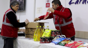 İzmit’te gıda kolileri ihtiyaç sahiplerine ulaştırılıyor