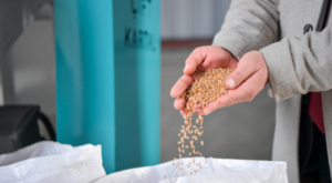 Uzunbeyli’de Tohum Eleme ve Yem Ezme Tesisi açıldı