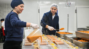 Bornova’da Kent Lokantası’nda “Askıda Yemek” uygulaması başladı Bornova’da Kent Lokantası’nda “Askıda Yemek” uygulaması başladı