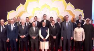 Macron Hindistan’da AB’nin yapay zeka kurallarını savundu