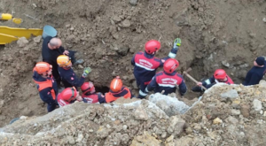 Trabzon’da göçük altında kalan operatör kurtarıldı