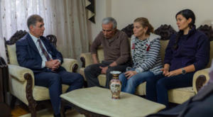 Başkan Tugay, şehit Bolat’ın ailesini ziyaret etti Başkan Tugay, şehit Bolat’ın ailesini ziyaret etti