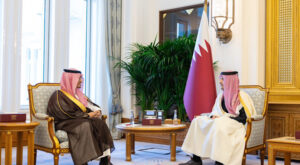 Al- Thani, Suudi Arabistan’ın Katar Büyükelçisi Al-Saud ile görüştü