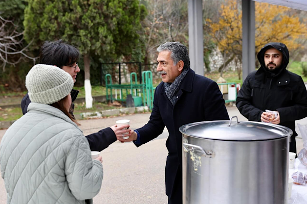 Gemlik’te sıcak çorba ikramı