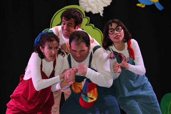 Bursa’da ”Bir Sesin Peşinde” oyunu sahnelendi Bursa’da ”Bir Sesin Peşinde” oyunu sahnelendi