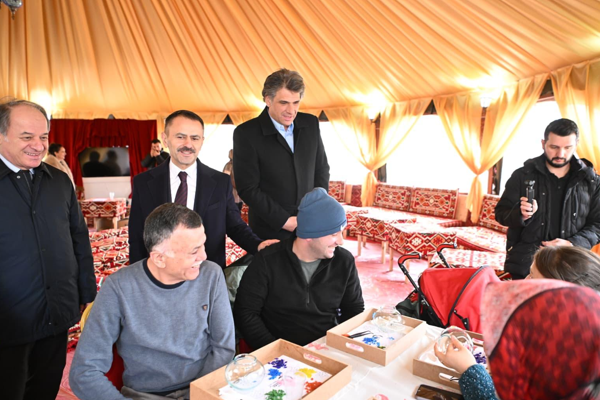 Vali Aktaş’tan Kartepe Belediyesi Otağ Çadırı’na ziyaret Vali Aktaş’tan Kartepe Belediyesi Otağ Çadırı’na ziyaret