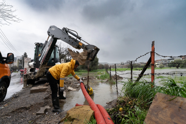 İzmir Büyükşehir Belediyesi’nin yağış seferberliği sürüyor İzmir Büyükşehir Belediyesi’nin yağış seferberliği sürüyor