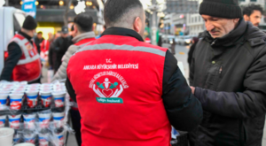 ABB’den ramazan kumanyası ve sıcak yemek ikramı ABB’den ramazan kumanyası ve sıcak yemek ikramı