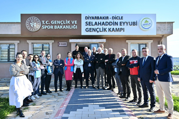 Vali Zorluoğlu, Dicle Kampı’nda gençlerle buluştu Vali Zorluoğlu, Dicle Kampı’nda gençlerle buluştu