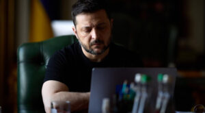 Zelenski: Kahramanlık ve cesaretlerinden dolayı savaşçılarımızı hatırlıyoruz