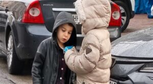 Niğde’de bayram namazı sonrası çocuklara harçlık dağıtıldı