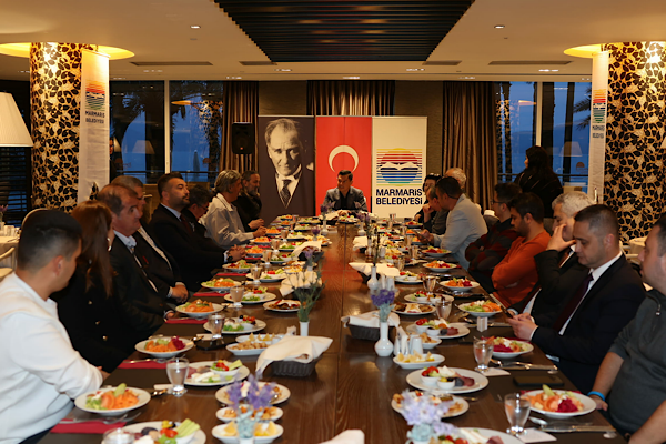 Başkan Ünlü Marmaris’te basın mensuplarıyla iftarda buluştu Başkan Ünlü Marmaris’te basın mensuplarıyla iftarda buluştu