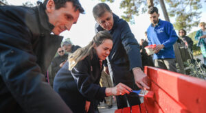 Kültürpark’ta şiddete karşı banklar kırmızıya boyandı Kültürpark’ta şiddete karşı banklar kırmızıya boyandı