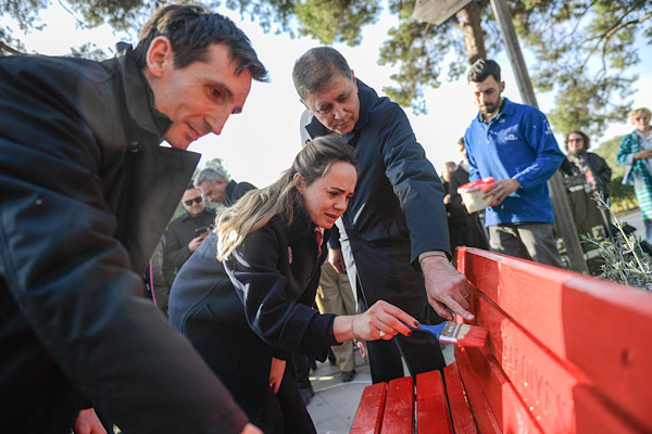 Kültürpark’ta şiddete karşı banklar kırmızıya boyandı Kültürpark’ta şiddete karşı banklar kırmızıya boyandı