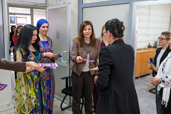 Eşbaşkan Bucak kadın personeli ziyaret etti Eşbaşkan Bucak kadın personeli ziyaret etti