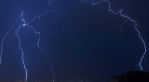 Batı kesimlerde kuvvetli yağış ve fırtına uyarısı