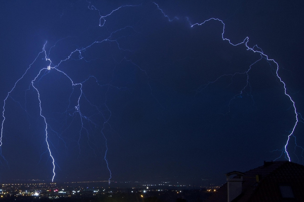 Batı kesimlerde kuvvetli yağış ve fırtına uyarısı