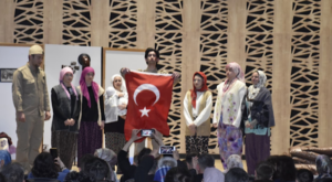 Karacabey’de “Çanakkale’de Kalan Nefes” tiyatro oyunu sahnelendi Karacabey’de “Çanakkale’de Kalan Nefes” tiyatro oyunu sahnelendi