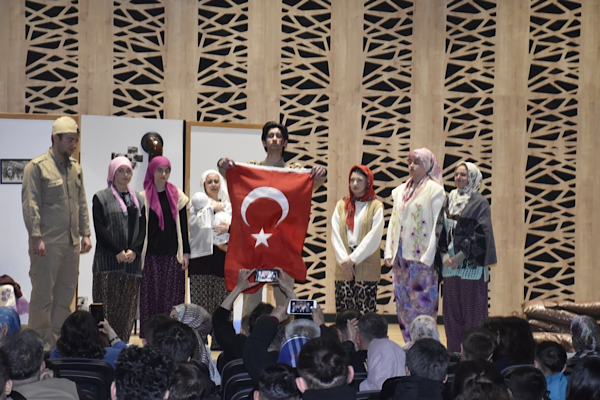 Karacabey’de “Çanakkale’de Kalan Nefes” tiyatro oyunu sahnelendi Karacabey’de “Çanakkale’de Kalan Nefes” tiyatro oyunu sahnelendi