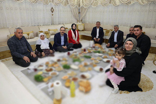 Vali Kızılkaya, Dünya Kadınlar Günü’nde şehit ailesiyle bir araya geldi Vali Kızılkaya, Dünya Kadınlar Günü’nde şehit ailesiyle bir araya geldi