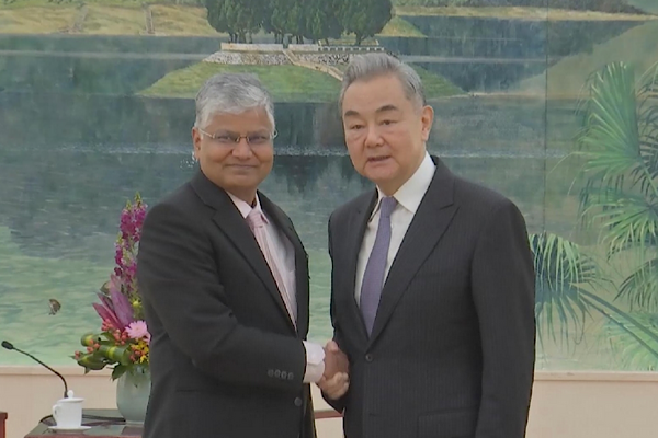 Wang, Hindistan’ın Çin Büyükelçisi Rawat ile bir araya geldi Wang, Hindistan’ın Çin Büyükelçisi Rawat ile bir araya geldi