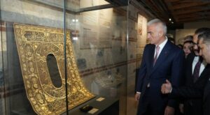 İki 16. yüzyıl İznik çinisi Türkiye’ye iade edildi