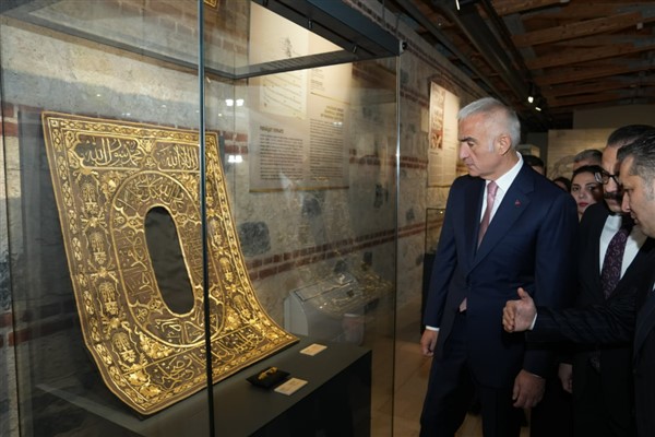 İki 16. yüzyıl İznik çinisi Türkiye’ye iade edildi