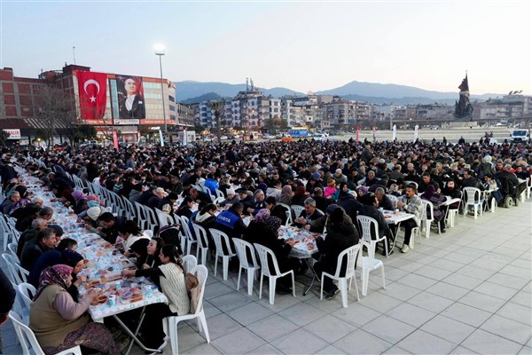 Salihli’de iftar sofraları kuruldu