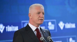 İstanbul Valisi Gül, “Lale Zamansız Akış” sergisini ziyaret etti