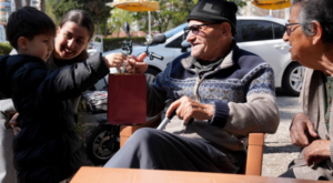 Çukurovalı çocuklar, huzurevini ziyaret etti