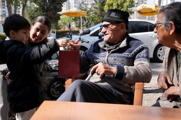 Çukurovalı çocuklar, huzurevini ziyaret etti Çukurovalı çocuklar, huzurevini ziyaret etti