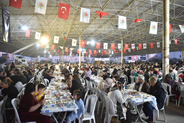 Kepez’de iftar sofraları kurulmaya devam ediyor
