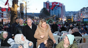 İzmit’te binlerce vatandaş iftar sonrasında bir araya geldi