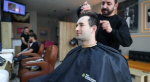 Buca’da bayram öncesi berber esnafına destek