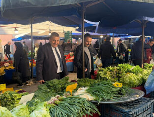 Vali Aktaş, Kozluk semt pazarında esnafı ziyaret etti Vali Aktaş, Kozluk semt pazarında esnafı ziyaret etti