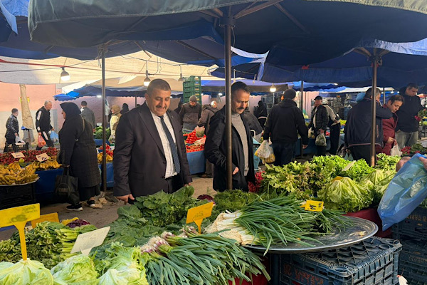 Vali Aktaş, Kozluk semt pazarında esnafı ziyaret etti Vali Aktaş, Kozluk semt pazarında esnafı ziyaret etti