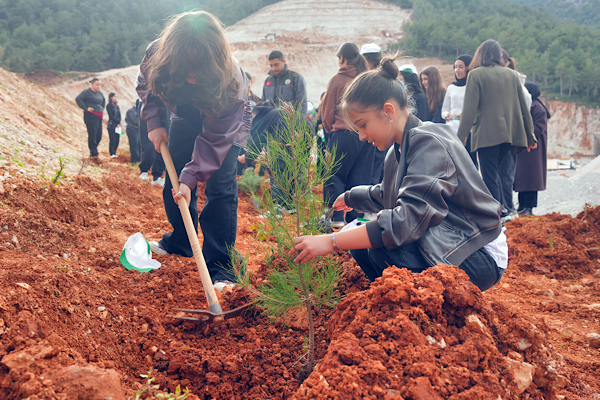 Alanya’da öğrenciler 120 kızılçam fidanı dikti Alanya’da öğrenciler 120 kızılçam fidanı dikti