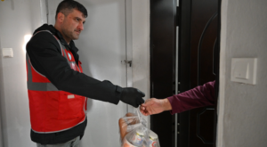 Büyükşehirin sıcak yemek desteği devam ediyor