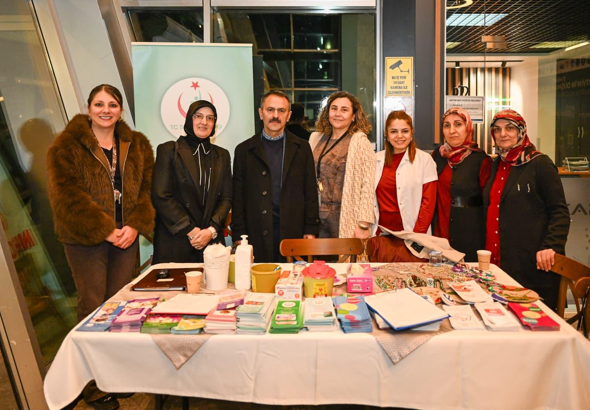 Vali Aktaş, Gölcük Necati Çelik Devlet Hastanesi standını ziyaret etti Vali Aktaş, Gölcük Necati Çelik Devlet Hastanesi standını ziyaret etti