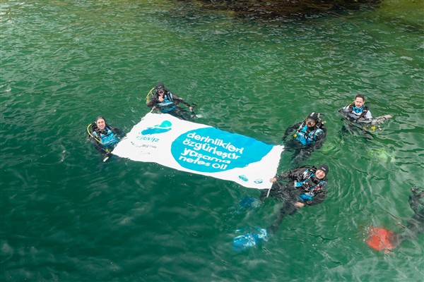 Mavi İz projesiyle deniz kirliliğine sanat dokunuşu Mavi İz projesiyle deniz kirliliğine sanat dokunuşu
