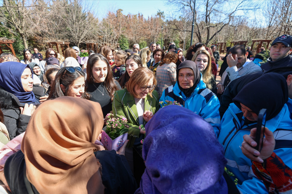 Başkan Şahin, kadın çalışanlarla bir araya geldi Başkan Şahin, kadın çalışanlarla bir araya geldi
