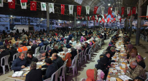 Osmaniye Salı Kapalı Semt Pazarı’nda binlerce kişi iftar sofrasında buluştu Osmaniye Salı Kapalı Semt Pazarı’nda binlerce kişi iftar sofrasında buluştu