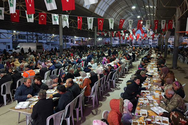 Osmaniye Salı Kapalı Semt Pazarı’nda binlerce kişi iftar sofrasında buluştu Osmaniye Salı Kapalı Semt Pazarı’nda binlerce kişi iftar sofrasında buluştu