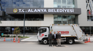 Yeni çöp kamyonu, Alanya Belediyesi’nin araç filosuna katıldı